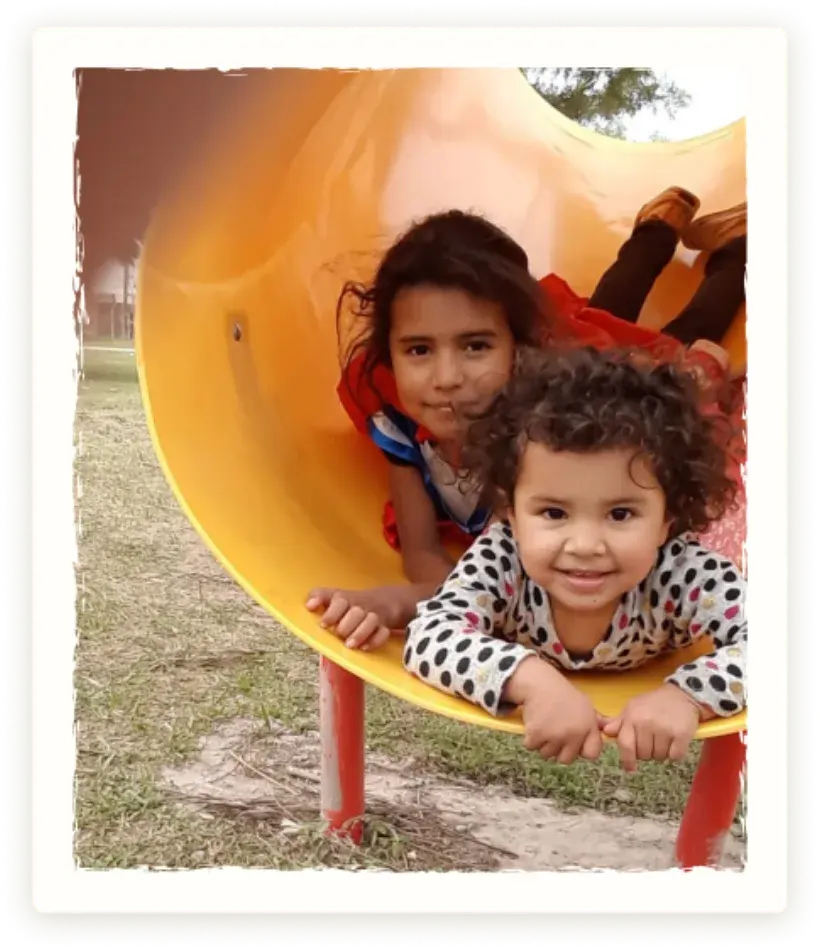 Chicos jugando al aire libre