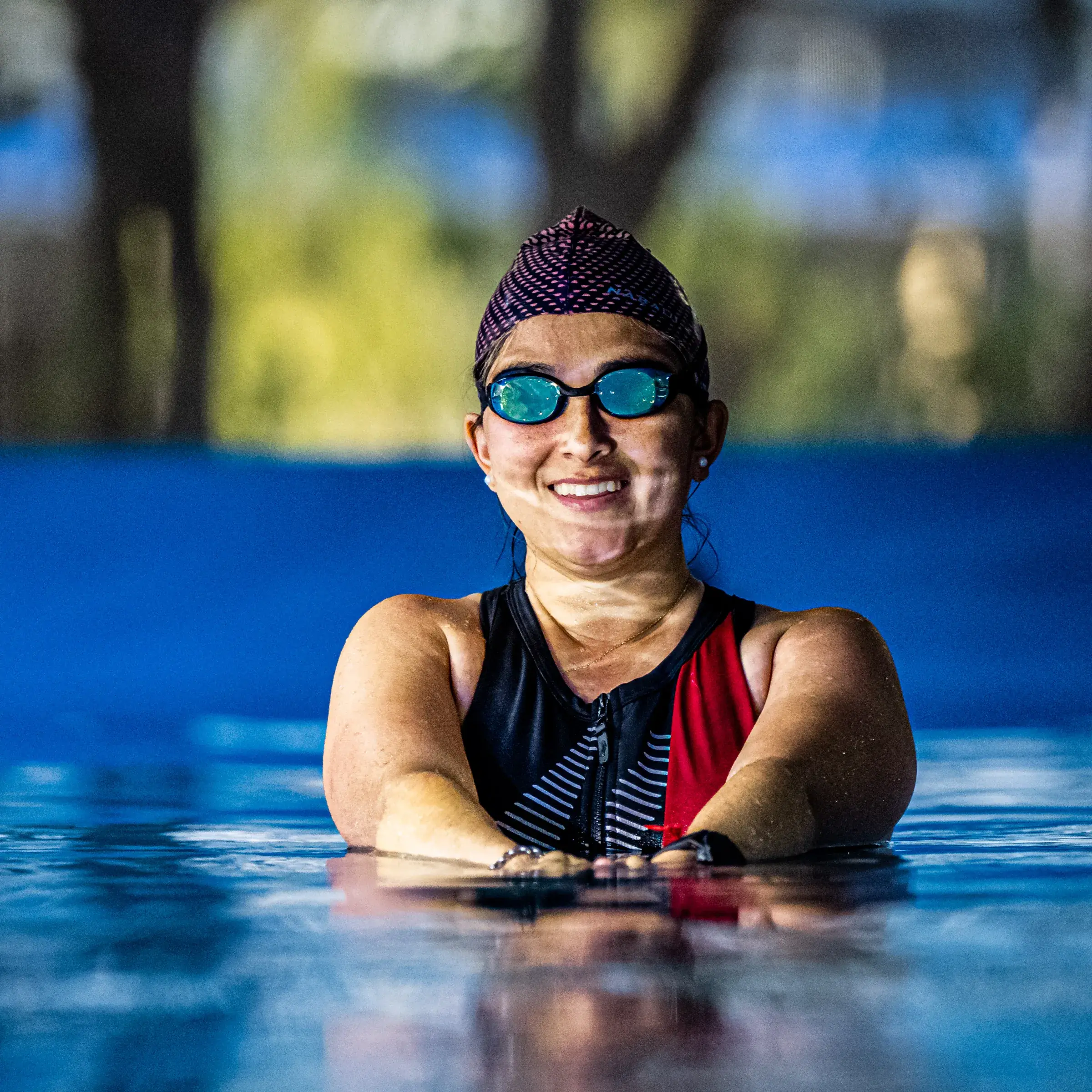 Sonrisa de nadadora dentro de la pileta